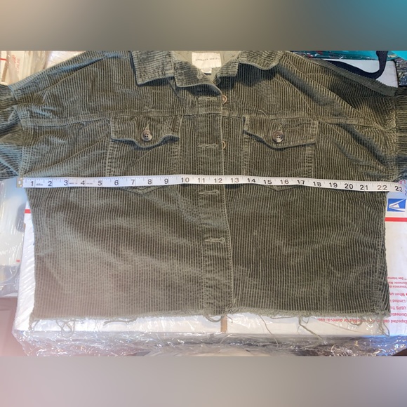 American Eagle cropped green corduroy shirt in women’s size XS. - Picture 4 of 5